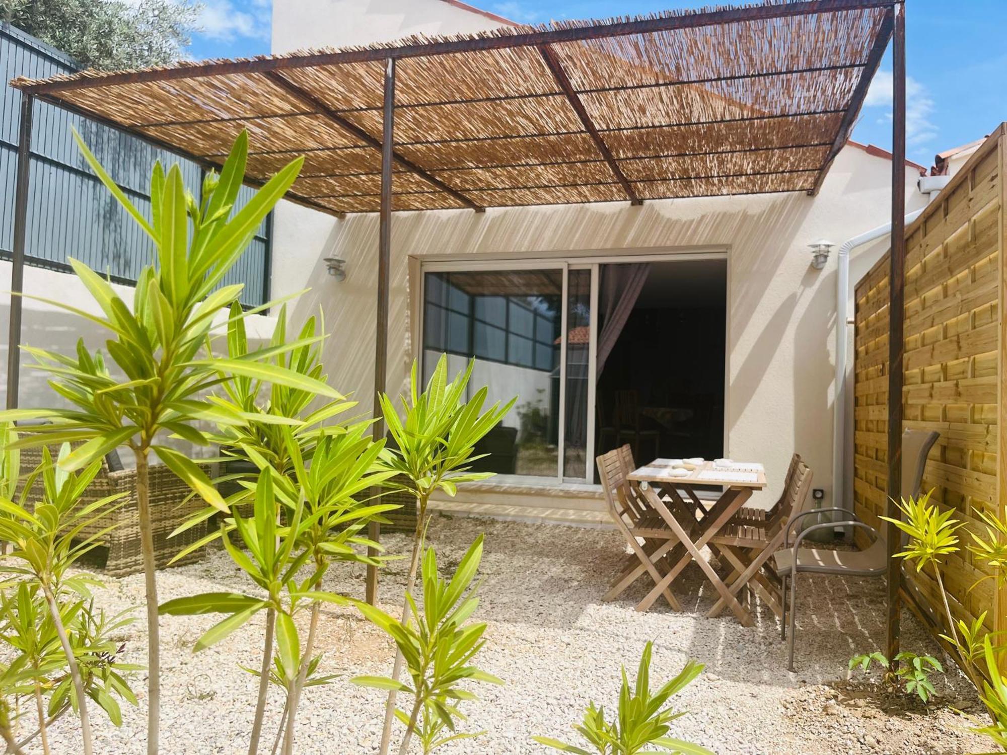 Chez Nous Hotel Mérindol Exterior photo
